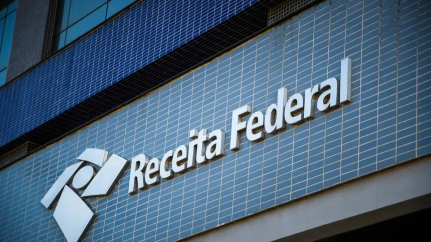 Prédio da Receita Federal em dia nublado