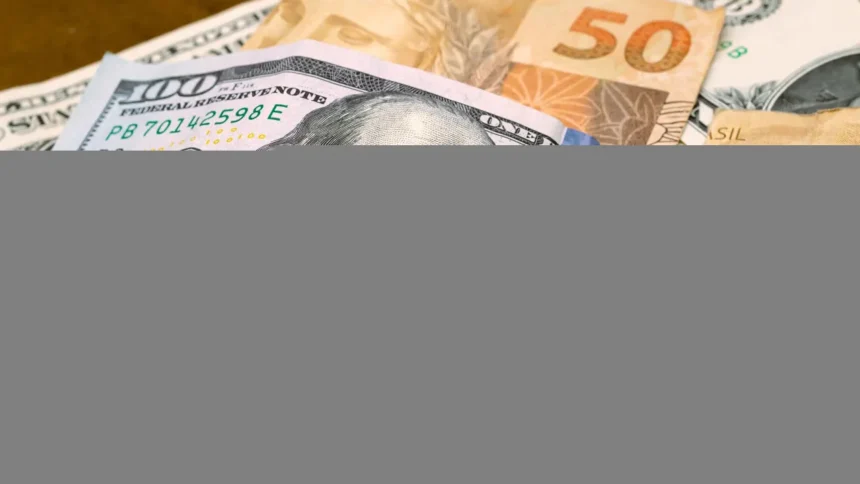 Gráfico financeiro e notas de dólar em operação de mercado