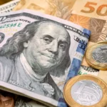 Cédulas de dólar em transação financeira