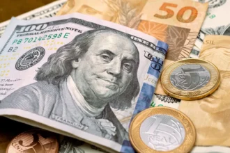 Cédulas de dólar em transação financeira