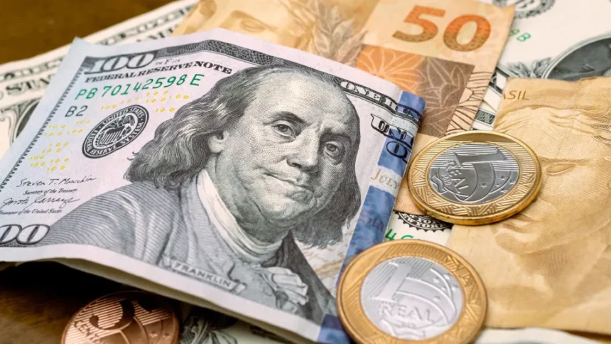 Cédulas de dólar em transação financeira