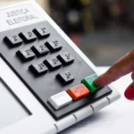 Urna eletrônica em seção eleitoral durante o dia de votação no Brasil.