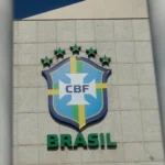 Dirigentes de futebol em reunião institucional