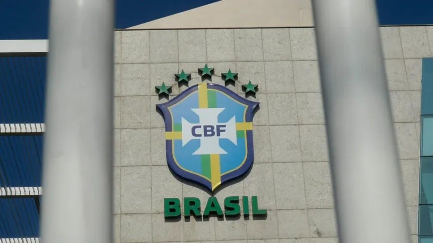 Dirigentes de futebol em reunião institucional