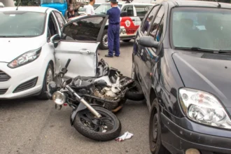 Trânsito intenso de motociclistas em avenida de São Paulo
