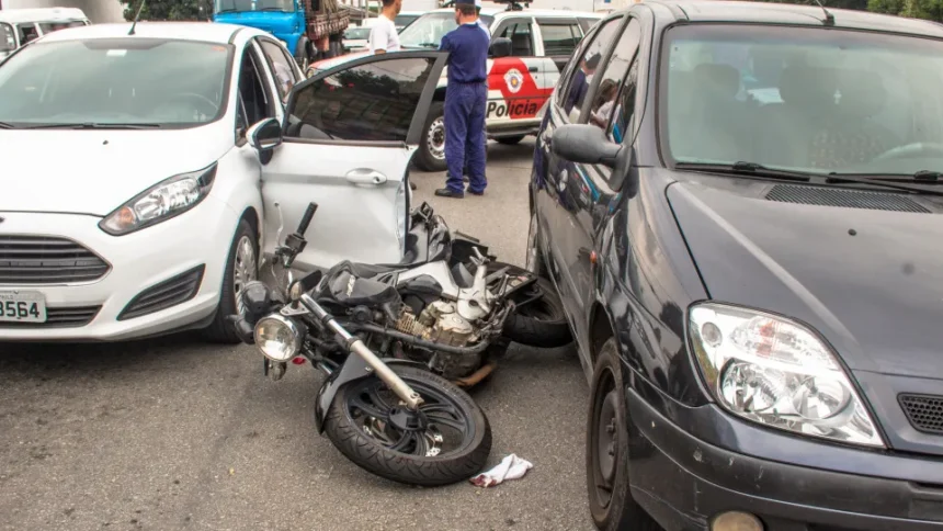 Trânsito intenso de motociclistas em avenida de São Paulo