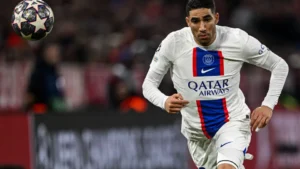 Jogador Achraf Hakimi em partida de futebol