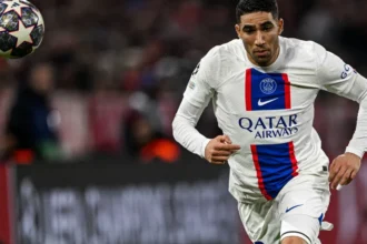 Jogador Achraf Hakimi em partida de futebol