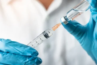 Profissionais de saúde em ambiente de atendimento pediátrico
