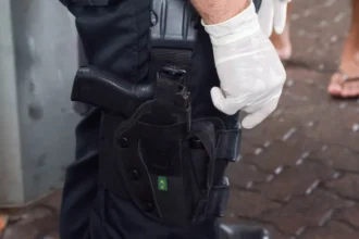 Fachada genérica de instalação militar com segurança