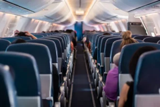 Avião comercial voando durante o dia