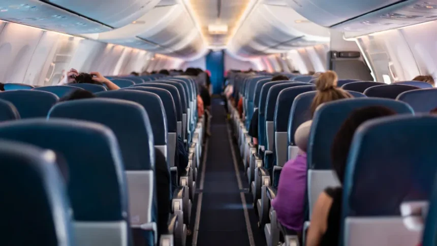 Avião comercial voando durante o dia