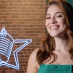 Participantes comemoram vitória no palco do reality show musical