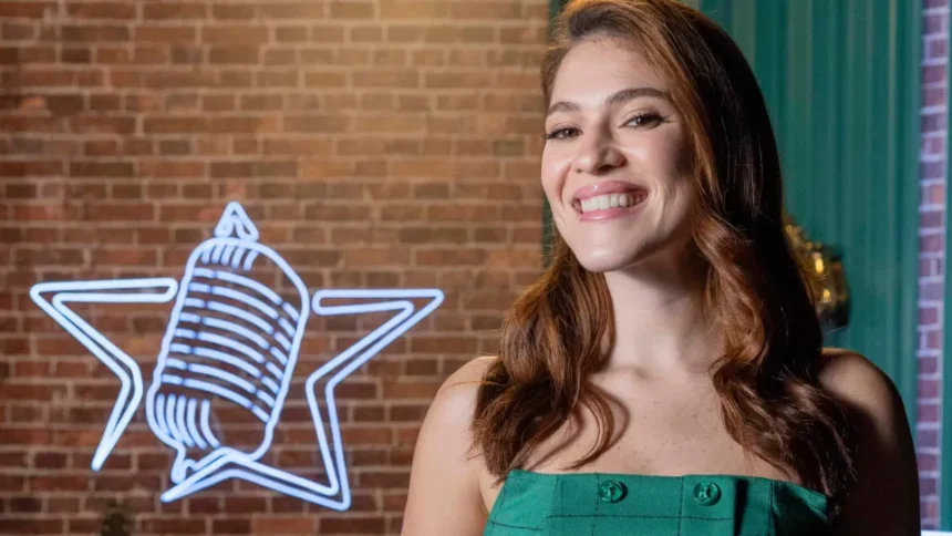 Participantes comemoram vitória no palco do reality show musical