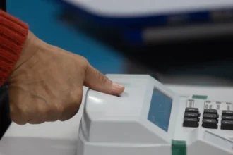 Fachada de agência do INSS e símbolos da Previdência Social