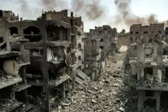 Equipes de resgate em escombros de prédio na Faixa de Gaza