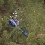 Helicóptero de resgate e bombeiros em operação na serra catarinense