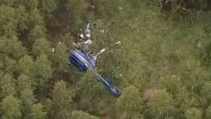 Helicóptero de resgate e bombeiros em operação na serra catarinense