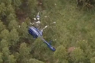 Helicóptero de resgate e bombeiros em operação na serra catarinense