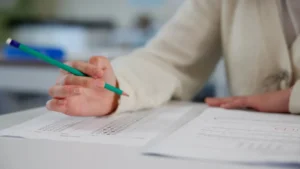 Salas de aula e estudantes em avaliação educacional