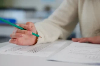 Salas de aula e estudantes em avaliação educacional