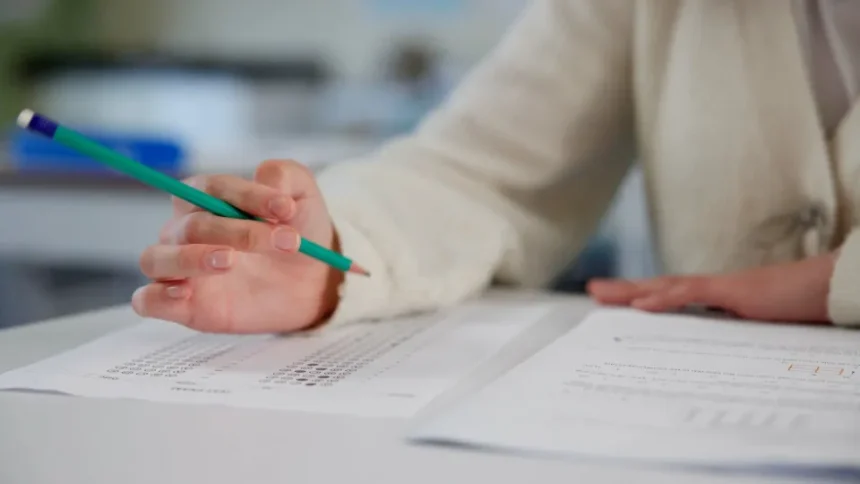 Salas de aula e estudantes em avaliação educacional