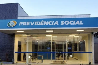 Pessoa utilizando aplicativo de celular para reconhecimento facial
