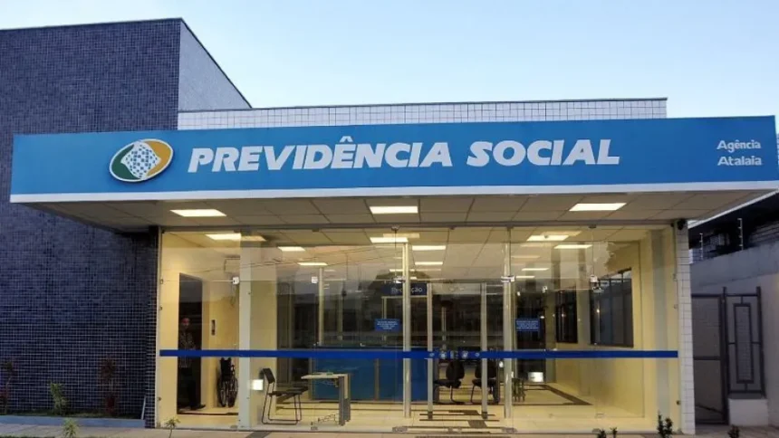 Pessoa utilizando aplicativo de celular para reconhecimento facial