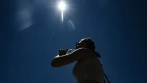 Termômetro marcando temperatura elevada sob forte luz solar