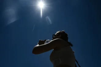 Termômetro marcando temperatura elevada sob forte luz solar