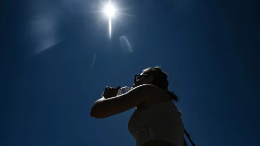 Termômetro marcando temperatura elevada sob forte luz solar
