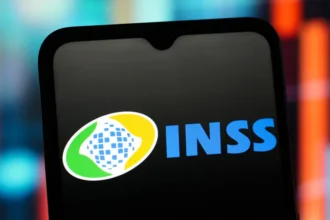 Fachada do prédio do INSS com bandeira do Brasil