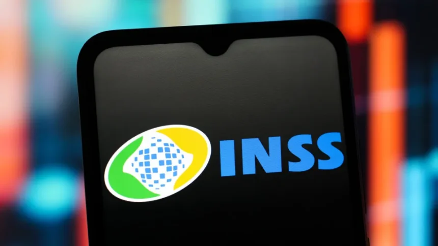 Fachada do prédio do INSS com bandeira do Brasil