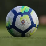 Estádio do Morumbis iluminado durante partida de futebol