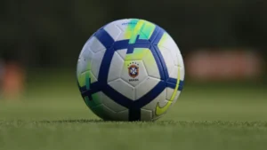 Estádio do Morumbis iluminado durante partida de futebol
