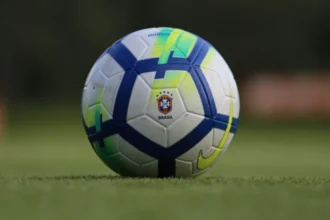 Estádio do Morumbis iluminado durante partida de futebol