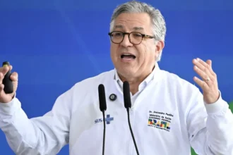 Ministro da Saúde Alexandre Padilha durante pronunciamento oficial.