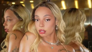 Cantora Anitta em apresentação ao vivo