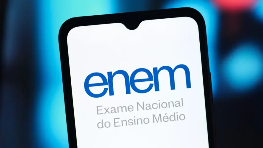 Estudantes realizando prova do Exame Nacional do Ensino Médio