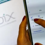 Tela de smartphone exibindo aplicativo de pagamento instantâneo Pix