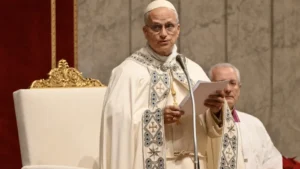 Papa Leão 14 durante voo de retorno ao Vaticano