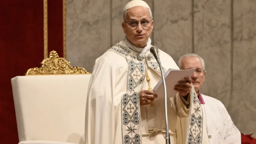 Papa Leão 14 durante voo de retorno ao Vaticano