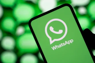 Tela de smartphone exibindo o aplicativo do WhatsApp