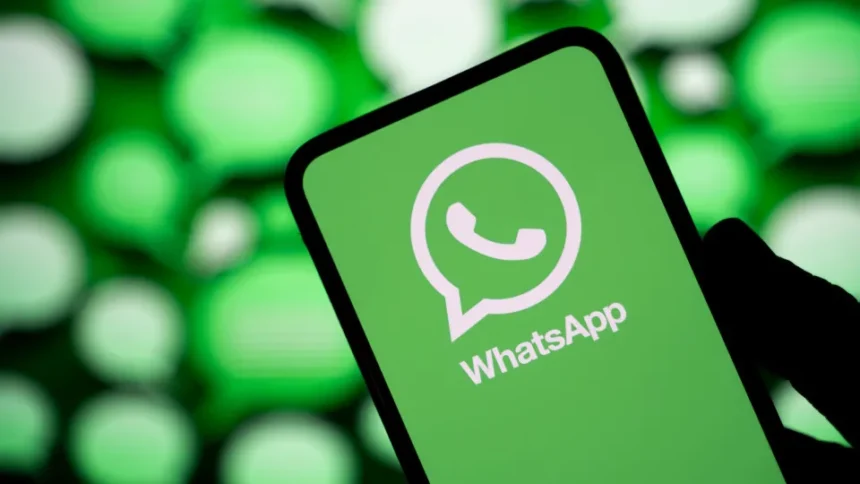 Tela de smartphone exibindo o aplicativo do WhatsApp