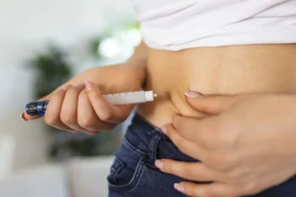 Caneta aplicadora de medicamento para diabetes e emagrecimento sobre superfície.