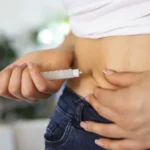 Fachada ou sede da Anvisa e representação de medicamentos