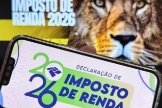 Prédio da Receita Federal em dia ensolarado