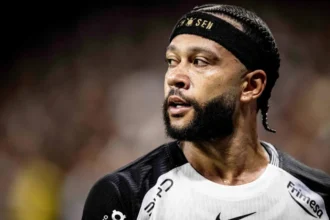 Atacante Memphis Depay em partida oficial pelo Corinthians