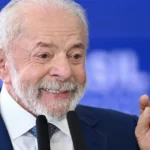 Presidente Luiz Inácio Lula da Silva discursando em comício político