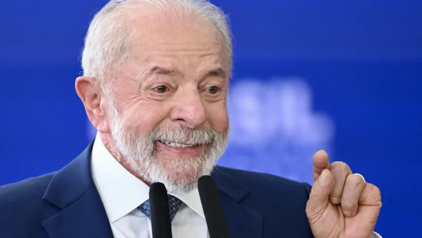 Presidente Luiz Inácio Lula da Silva discursando em comício político